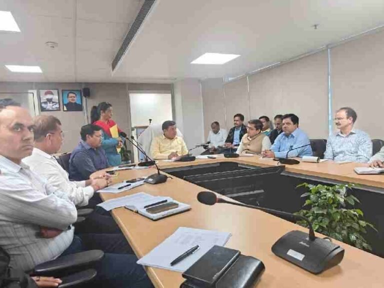 एमडीडीए उपाध्यक्ष बंशीधर तिवारी ने की समीक्षा बैठक, सीएम हेल्पलाइन 1905 पर लंबित शिकायतों का तेजी से करें निस्तारण : बंशीधर तिवारी