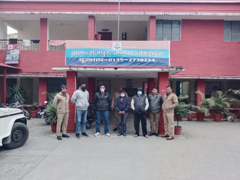 Breaking : भू – माफियो पर SSP देहरादून का कसता शिकंजा  NRI महिला की 20 करोड़ की संपत्ति के फर्जी दस्तावेज तैयार कर धोखाधड़ी व खरीद- फरोख्त करने वाले गैंग का किया पर्दाफाश