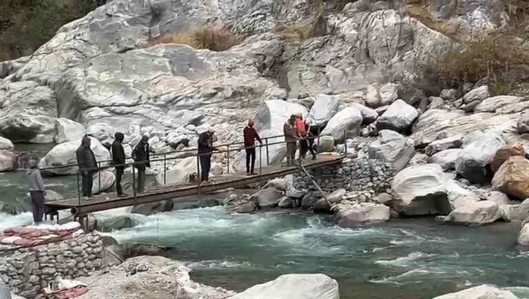 मुख्यमंत्री धामी के निर्देश पर गोविंद घाट में पुलना गांव और हेमकुंड साहिब मार्ग के लिए तत्परता से बना अस्थायी पुल