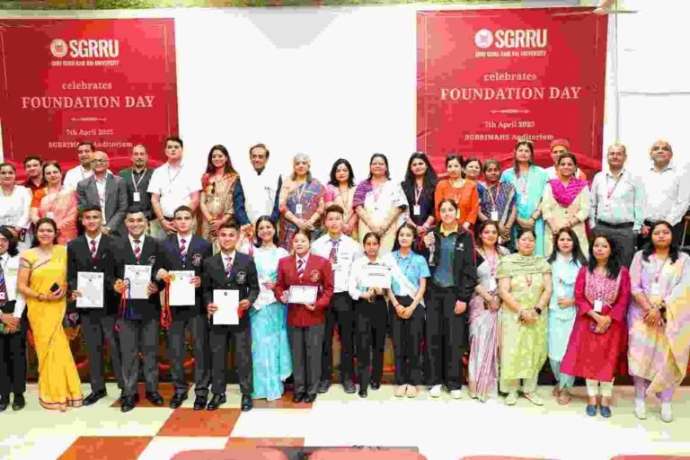 श्री गुरु राम राय विश्वविद्यालय में धूमधाम से मनाया गया नौवां स्थापना दिवस, पौधारोपण के द्वारा पर्यावरण बचाने का दिया सार्थक संदेश