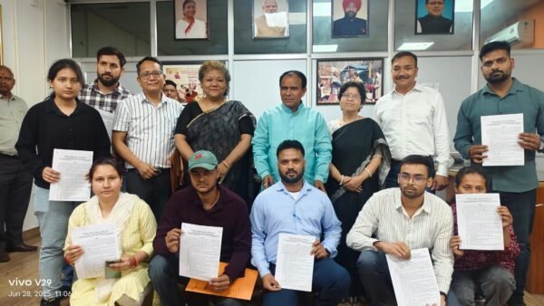 स्वास्थ्य विभाग में 09 मृतक आश्रितों को मिली नौकरी, मंत्री डॉ. धन सिंह रावत ने बांटे नियुक्ति पत्र