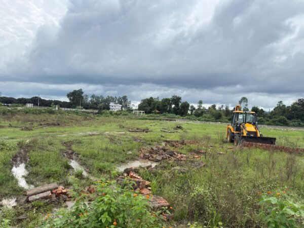 एमडीडीए की बड़ी कार्रवाई, शीशमबाड़ा परवल रोड पर 10 बीघा जमीन पर अवैध प्लॉटिंग ध्वस्त
