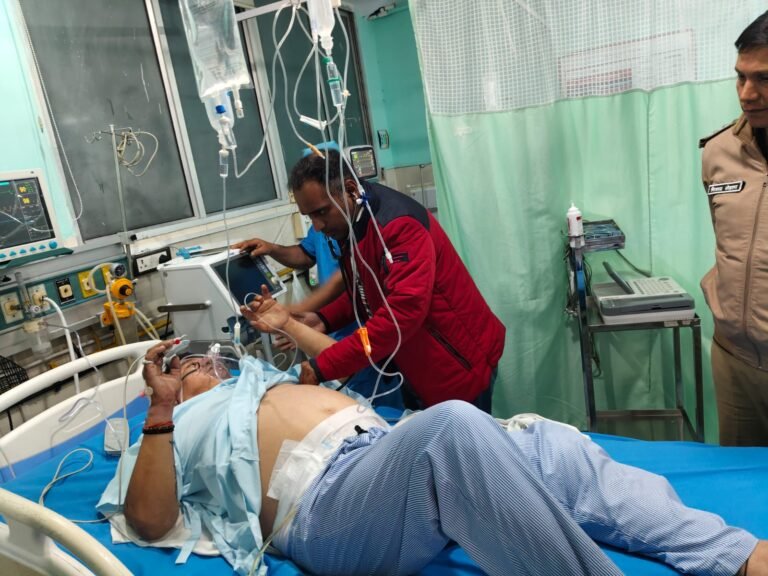 तस्करी की सूचना पर कार्यवाही करने पहुंची STF की टीम पर बदमाशों ने की फायरिंग,  घटना की सूचना मिलते ही  SSP NAINITAL, दल बल के साथ पहुँचे अस्पताल घायल जवान का जाना हाल,पुलिस टीम को बदमाश की गिरफ्तारी के दिए निर्देश