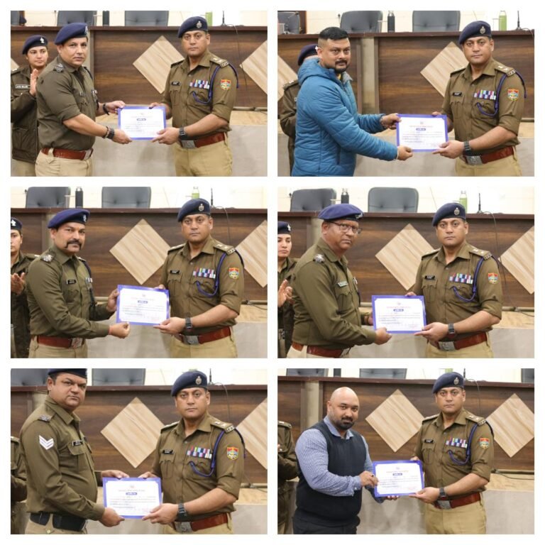 उत्कृष्ठ कार्य करने वाले 29 पुलिस अधि0/कर्म0 को प्रशस्ति पत्र,  देहरादून कप्तान ने तहपथपाई पीठ